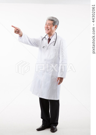 Male doctor portrait, hospital consultation Male doctor portrait, hospital consultation 44302061