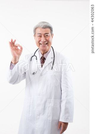 Male doctor portrait, hospital consultation Male doctor portrait, hospital consultation 44302063