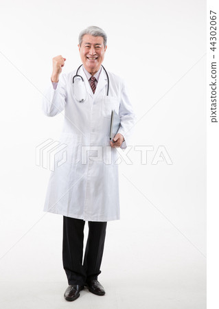 Male doctor portrait, hospital consultation Male doctor portrait, hospital consultation 44302067
