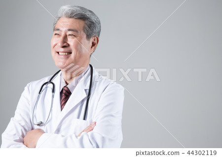Male doctor portrait, hospital consultation Male doctor portrait, hospital consultation 44302119
