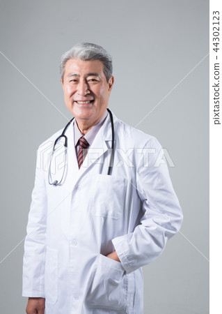 Male doctor portrait, hospital consultation Male doctor portrait, hospital consultation 44302123