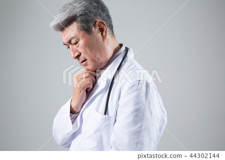 Male doctor portrait, hospital consultation 44302144