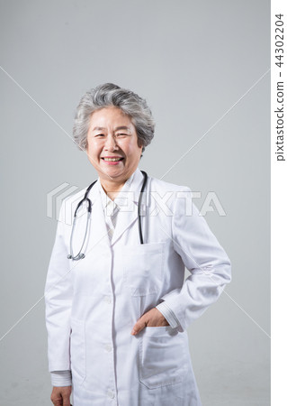 Female doctor portrait, hospital examination consultation Female doctor portrait, hospital examination consultation 44302204