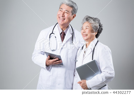 Doctor portrait, hospital examination consultation Doctor portrait, hospital examination consultation 44302277