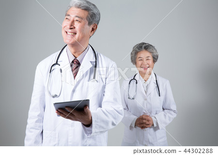 Doctor portrait, hospital examination consultation 44302288
