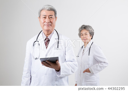 Doctor portrait, hospital examination consultation Doctor portrait, hospital examination consultation 44302295