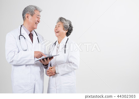 Doctor portrait, hospital examination consultation Doctor portrait, hospital examination consultation 44302303