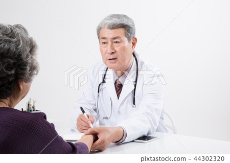 Doctor portrait, hospital examination consultation Doctor portrait, hospital examination consultation 44302320