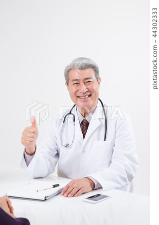 Doctor portrait, hospital examination consultation Doctor portrait, hospital examination consultation 44302333