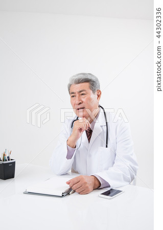Doctor portrait, hospital examination consultation Doctor portrait, hospital examination consultation 44302336
