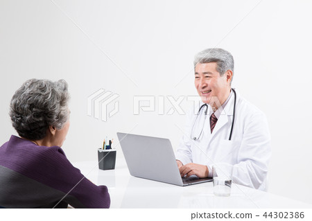 Doctor portrait, hospital examination consultation Doctor portrait, hospital examination consultation 44302386