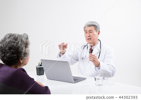 Doctor portrait, hospital examination consultation Doctor portrait, hospital examination consultation 44302393