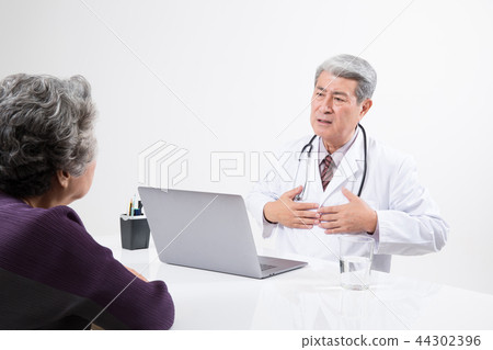 Doctor portrait, hospital examination consultation Doctor portrait, hospital examination consultation 44302396