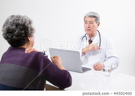Doctor portrait, hospital examination consultation Doctor portrait, hospital examination consultation 44302400