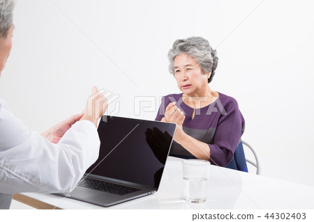 Doctor portrait, hospital examination consultation Doctor portrait, hospital examination consultation 44302403