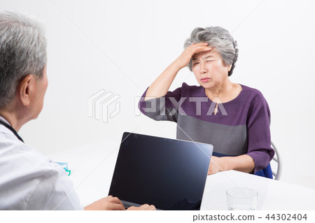 Doctor portrait, hospital examination consultation Doctor portrait, hospital examination consultation 44302404