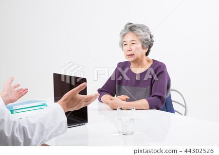Doctor portrait, hospital examination consultation Doctor portrait, hospital examination consultation 44302526