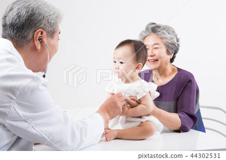 Doctor portrait, hospital examination consultation Doctor portrait, hospital examination consultation 44302531