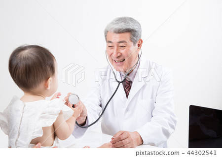 Doctor portrait, hospital examination consultation Doctor portrait, hospital examination consultation 44302541