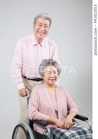 老人,醫院訪問,輪椅生活 老人,醫院訪問,輪椅生活 44302853
