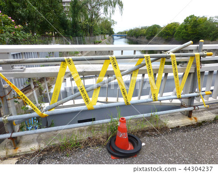 Handrailed damaged bridge handrail 44304237