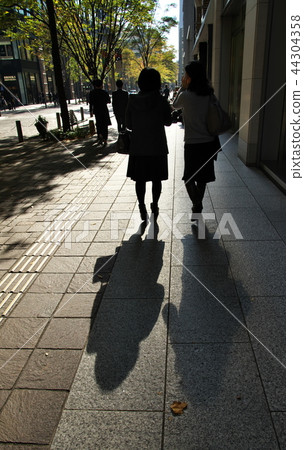 辦公區在晚上 辦公區在晚上 44304358