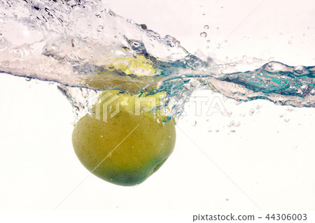 Green apple dropped into the water Green apple dropped into the water 44306003