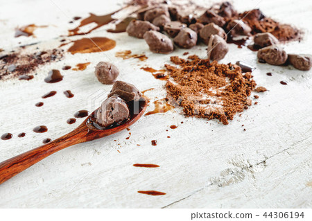 Chocolate bars and powdered chocolate Chocolate bars and powdered chocolate 44306194