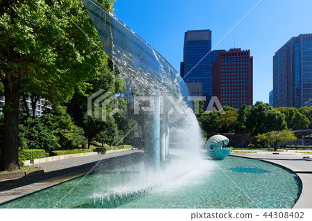 Wadakura Fountain Park and Marunouchi Building Street where the blue sky spreads 44308402