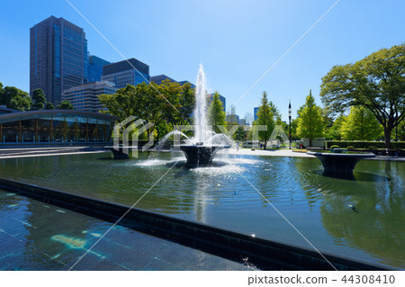 Wadakura Fountain Park and Marunouchi Building Street where the blue sky spreads Wadakura Fountain Park and Marunouchi Building Street where the blue sky spreads 44308410