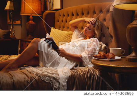 Pregnant woman at home 44308696