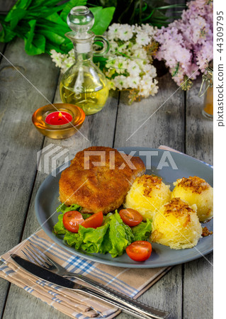 Cutlet cordon bleu. 44309795