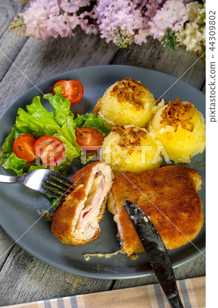 Cutlet cordon bleu. Cutlet cordon bleu. 44309802
