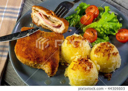 Cutlet cordon bleu. 44309803