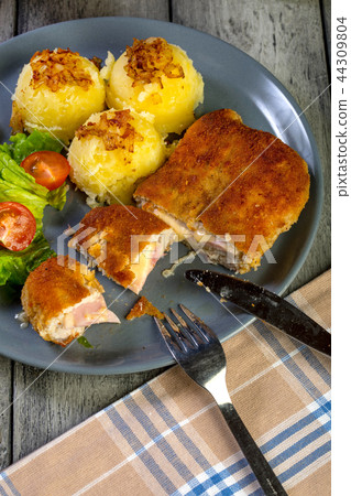 Cutlet cordon bleu. 44309804
