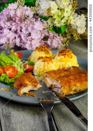 Cutlet cordon bleu. 44309808