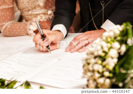 Hands signing during the wedding Hands signing during the wedding 44310147
