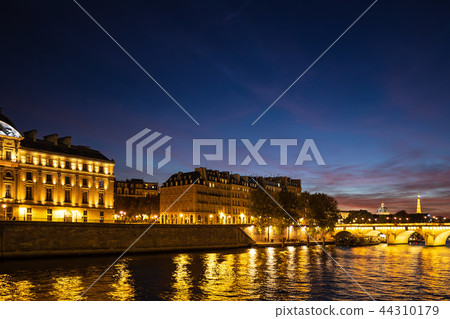 View to the bridge Pont Neuf in Paris, France View to the bridge Pont Neuf in Paris, France 44310179