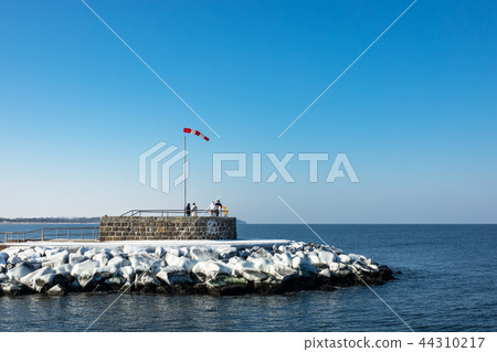 Mole in winter time in Warnemuende, Germany 44310217
