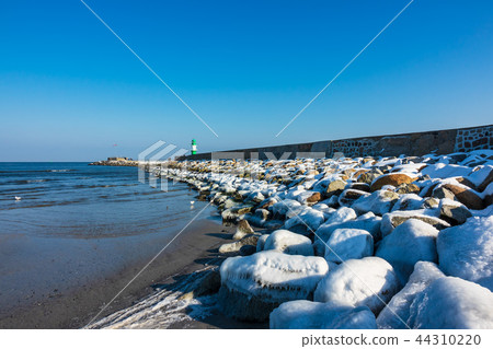 Mole in winter time in Warnemuende, Germany 44310220