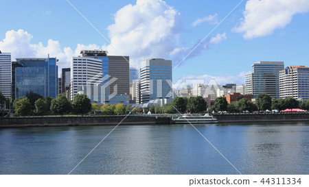 Portland, Oregon on a beautiful sunny day Portland, Oregon on a beautiful sunny day 44311334