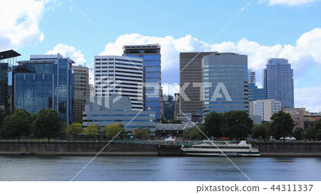 Portland, Oregon on a fine sunny day Portland, Oregon on a fine sunny day 44311337