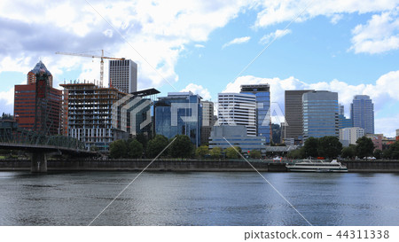 Portland, Oregon on a fine sunny day by the river Portland, Oregon on a fine sunny day by the river 44311338