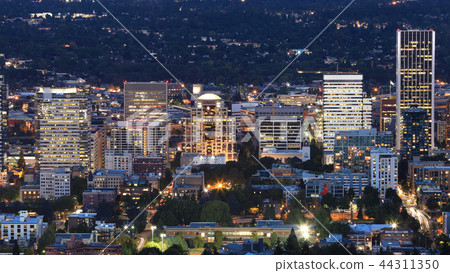 Night view of Portland, Oregon city center 44311350
