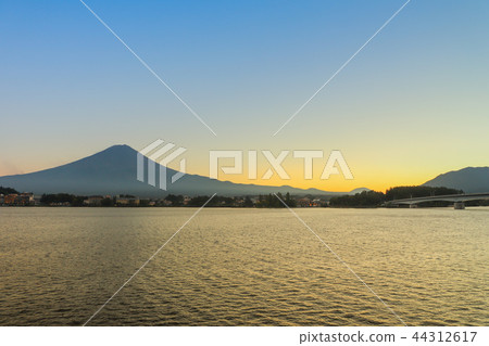 Sunset at Mt. Fuji Kawaguchiko Sunset at Mt. Fuji Kawaguchiko 44312617