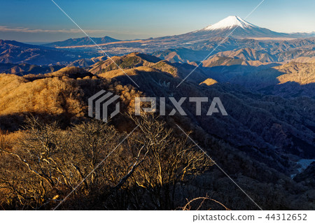 Mt. Fuji and Nabewari in the morning seen from Tanzawa and Tonotake 44312652