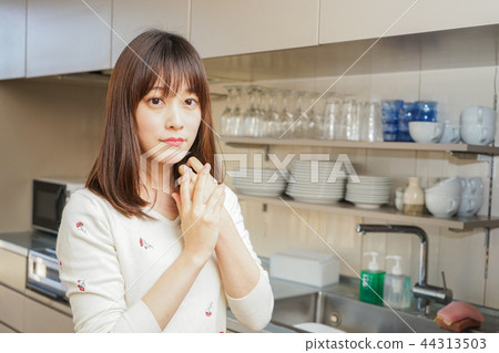 在膳食以後的年輕日本婦女洗滌的盤 在膳食以後的年輕日本婦女洗滌的盤 44313503