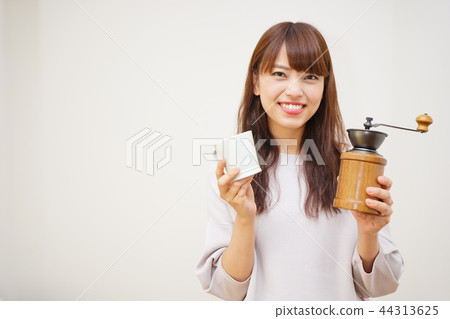 A young Japanese woman working in a cafe 44313625