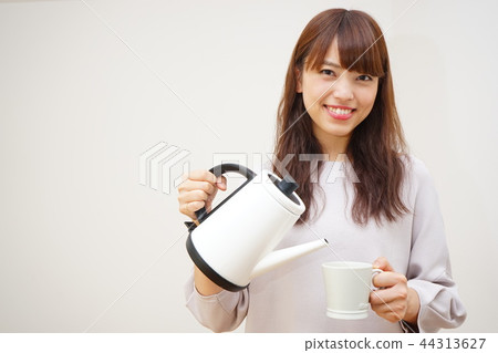 A young Japanese woman working in a cafe A young Japanese woman working in a cafe 44313627