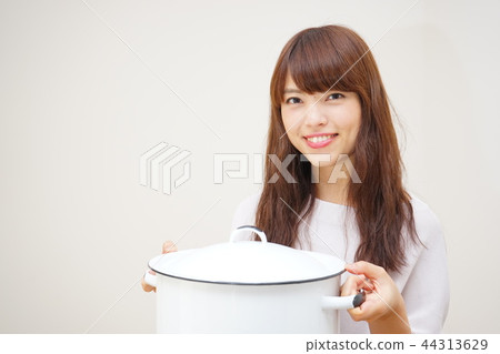 A young Japanese woman working in a cafe A young Japanese woman working in a cafe 44313629